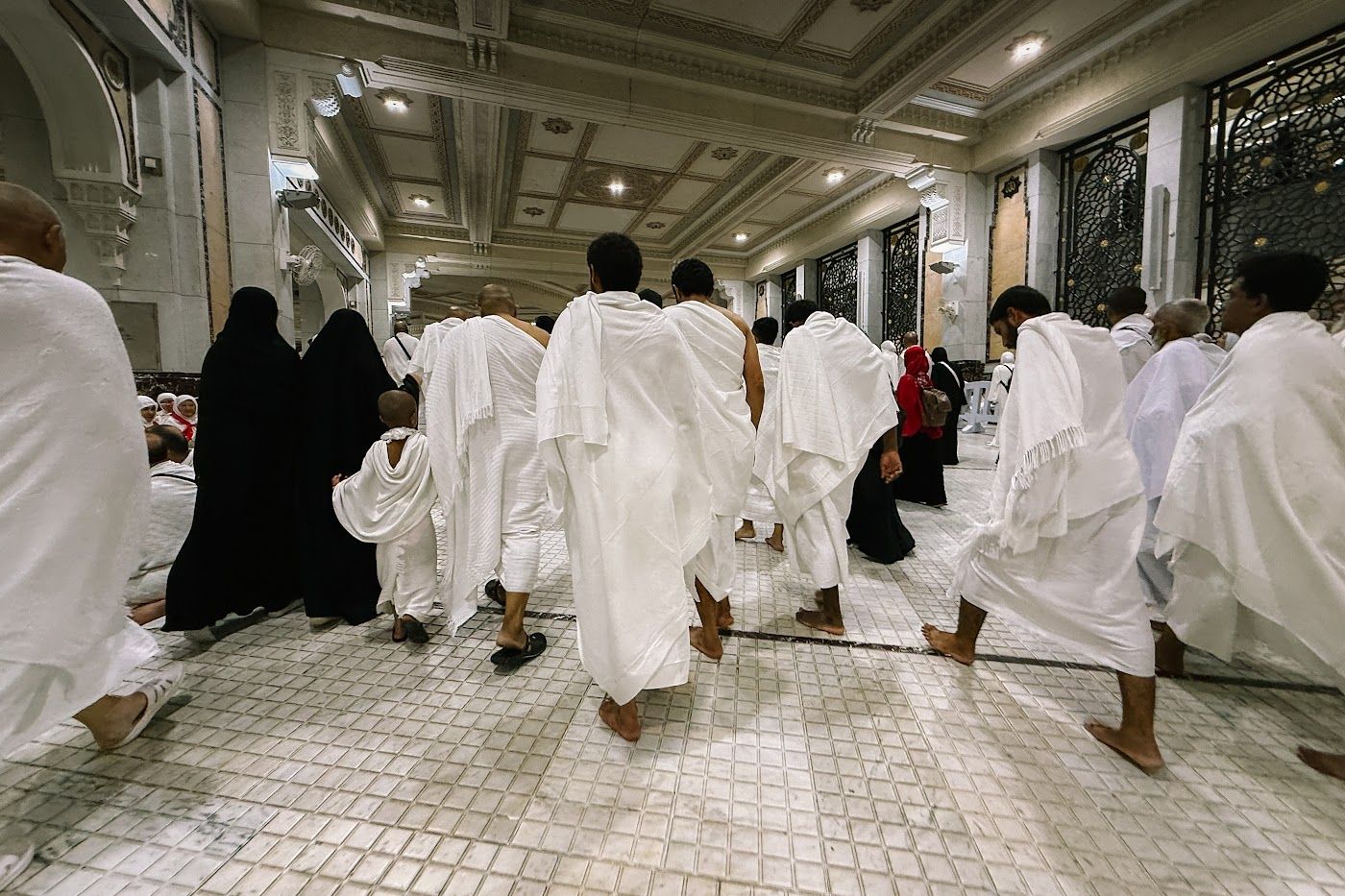 Jemaah lelaki berpakaian ihram di Masjidil Haram