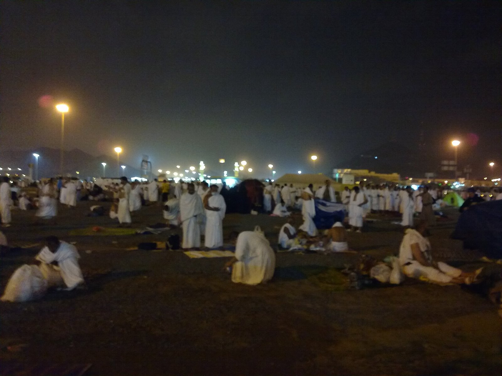 Jemaah haji berehat dan bermabit di Muzdalifah pada waktu malam