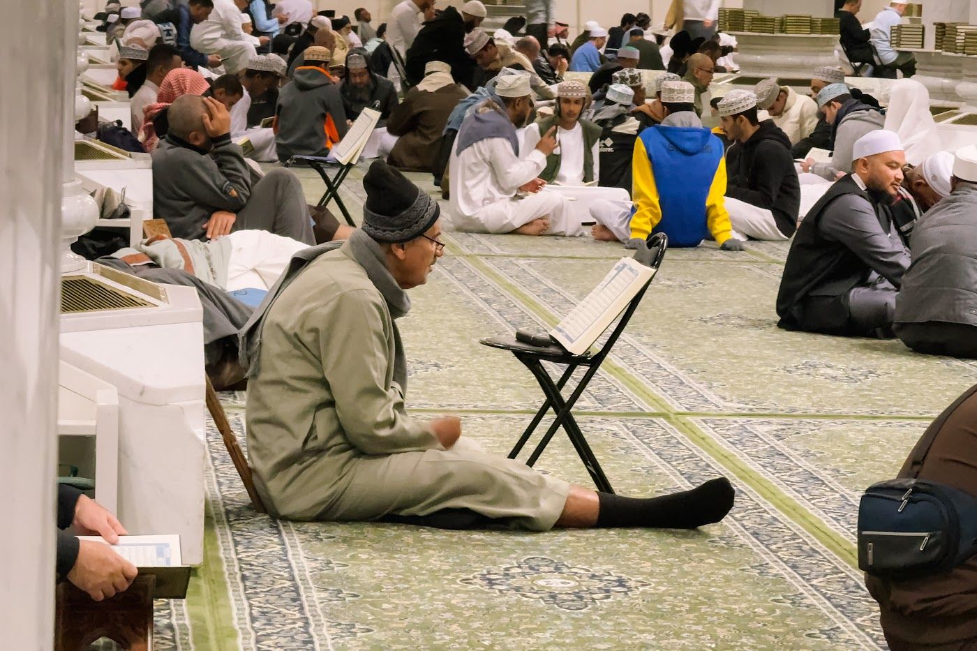 Jemaah membaca al-Quran di ruang solat masjid
