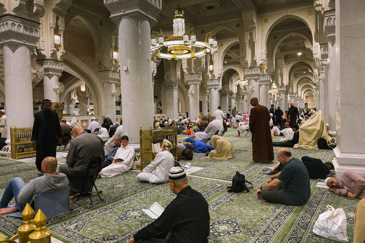 Jemaah membaca al-Quran sambil menunggu waktu solat di Masjidil Haram