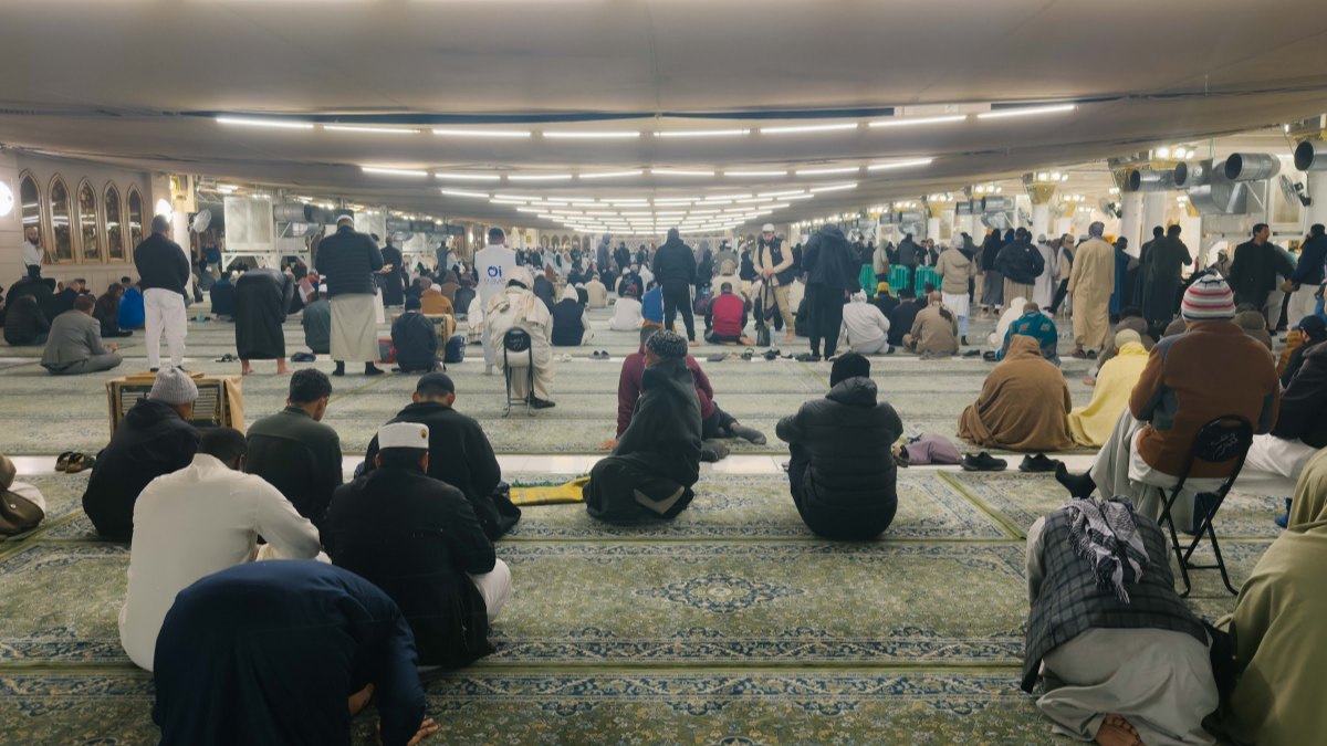 Jemaah duduk di ruang solat Masjid Nabawi selepas Subuh