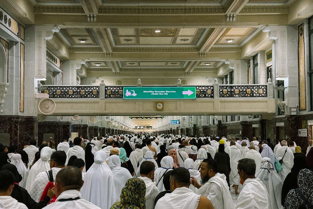 Jemaah memenuhi ruang dalam Masjidil Haram