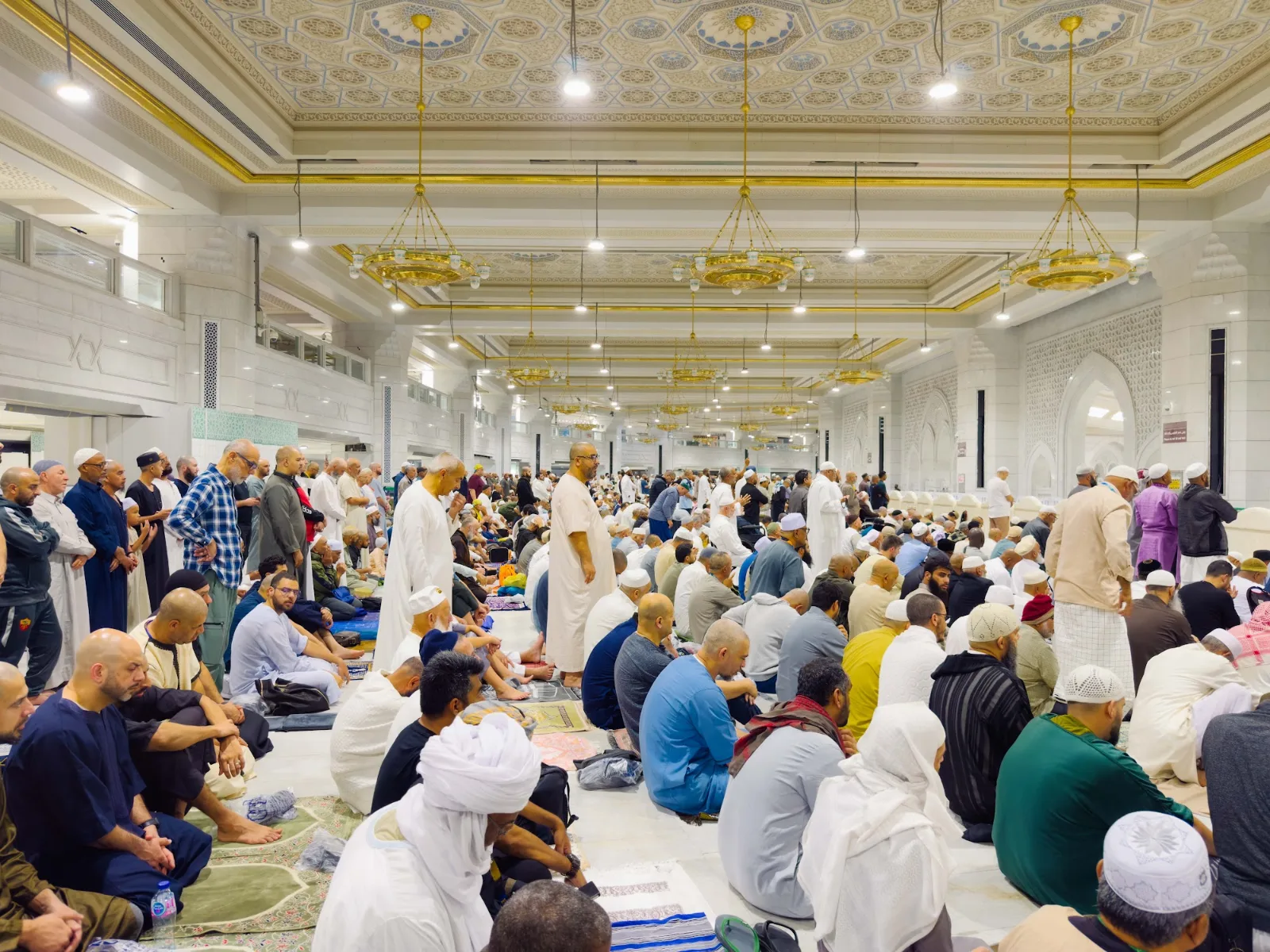 Jemaah memenuhi ruang solat Masjidil Haram ketika waktu puncak