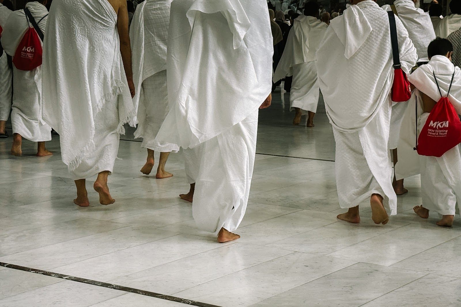 Jemaah lelaki berihram berjalan ketika saie di laluan Mas’a, Masjidil Haram