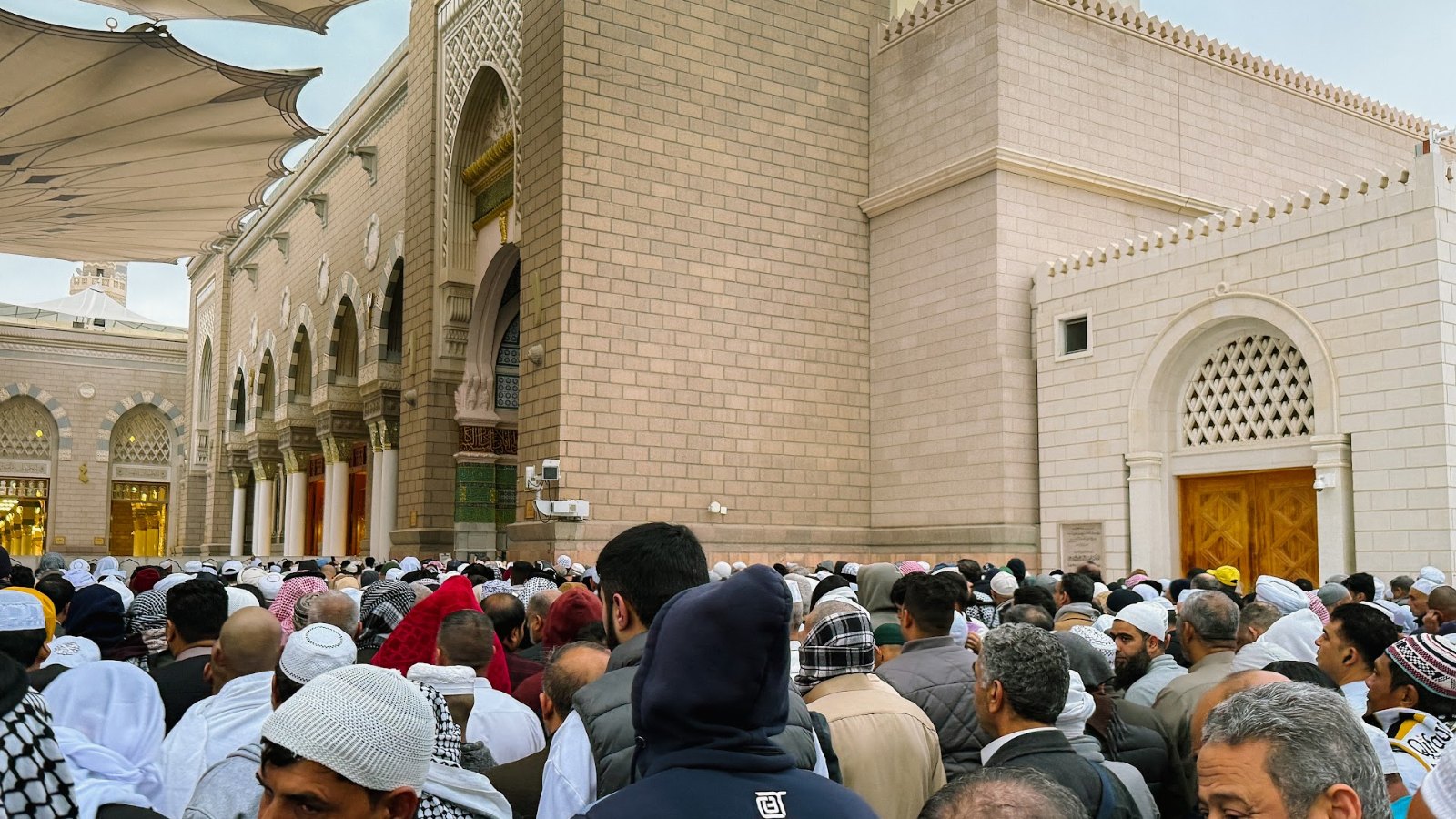 Jemaah berasak di hadapan pintu Masjid Nabawi