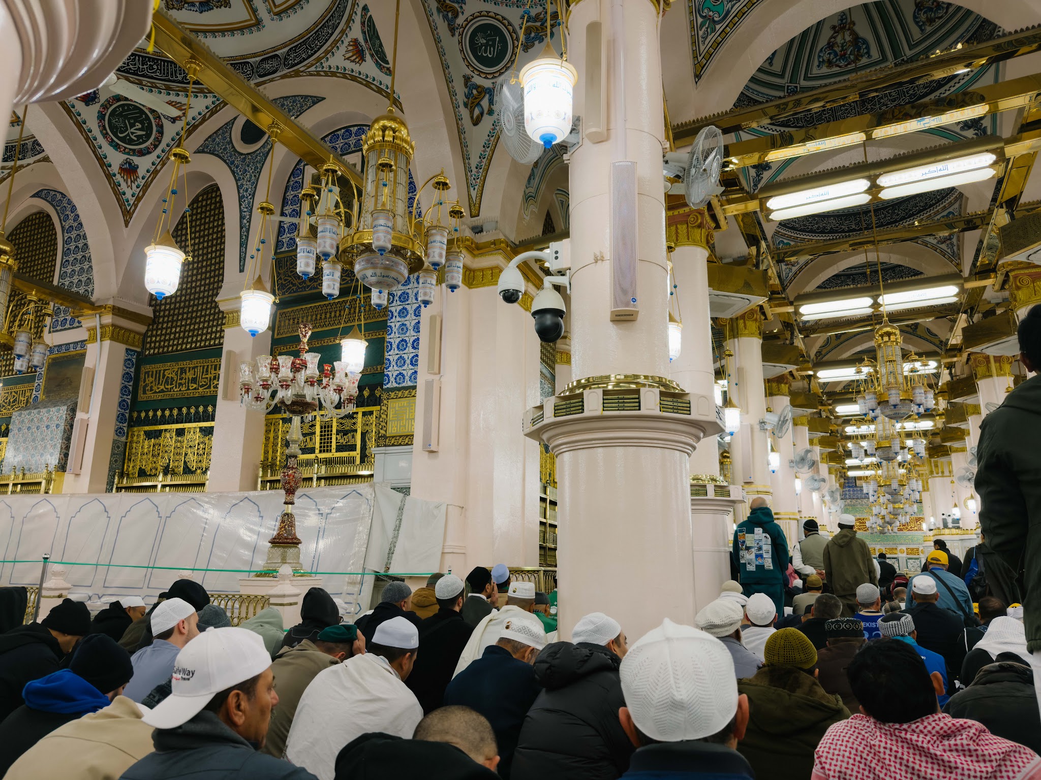Jemaah memenuhi ruang solat dalam Masjid Nabawi