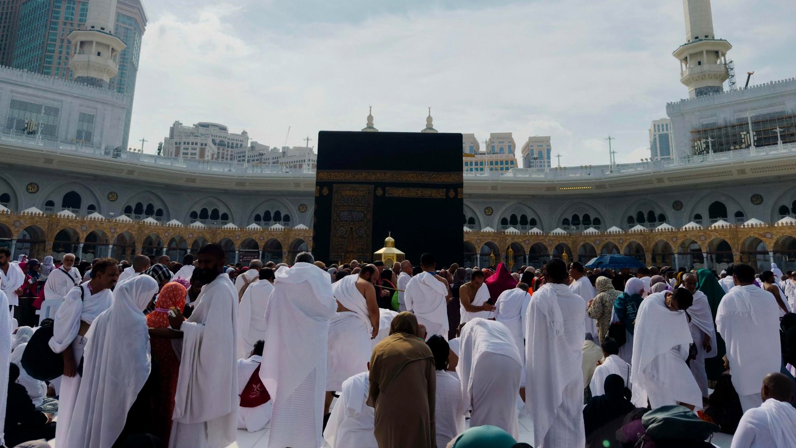 Jemaah berihram di dataran Kaabah, Masjidil Haram