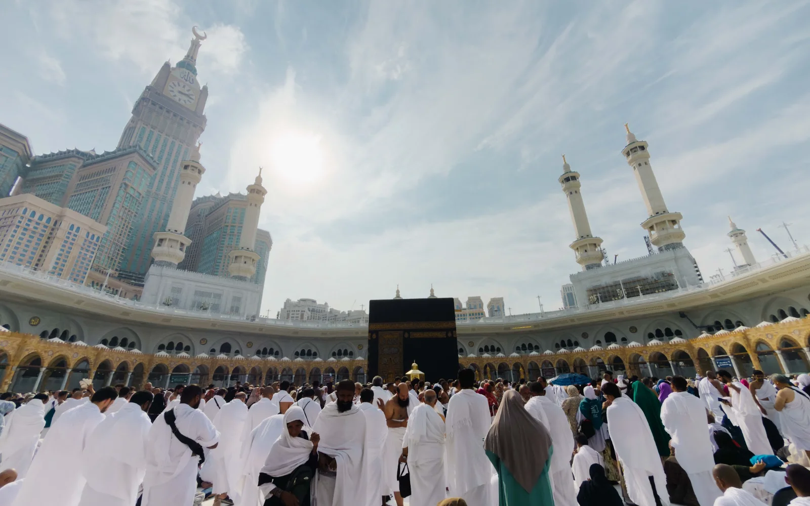 Jemaah menunaikan tawaf di sekeliling Kaabah