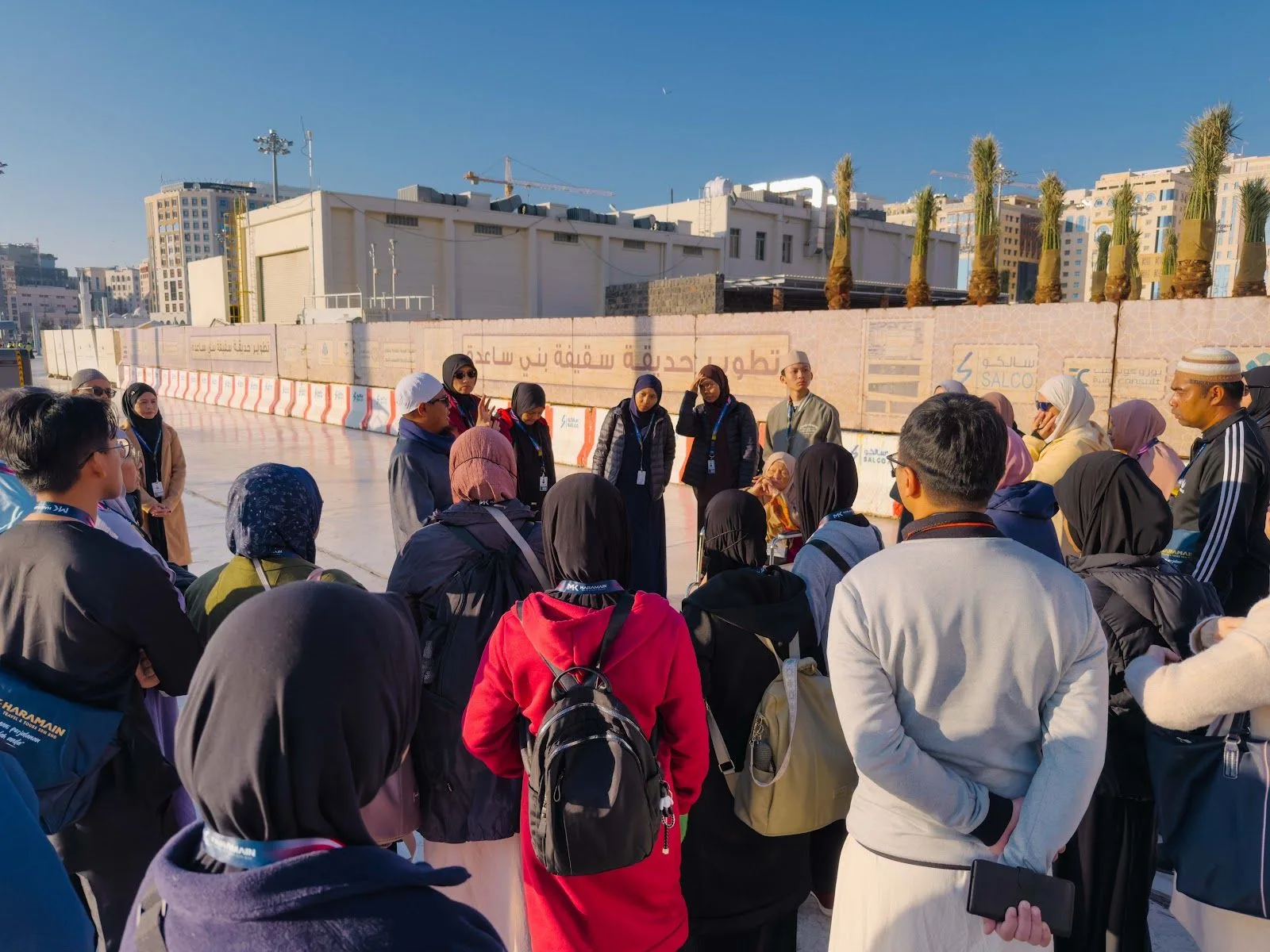 Jemaah umrah berkumpul mendengar taklimat mutawwif di Madinah