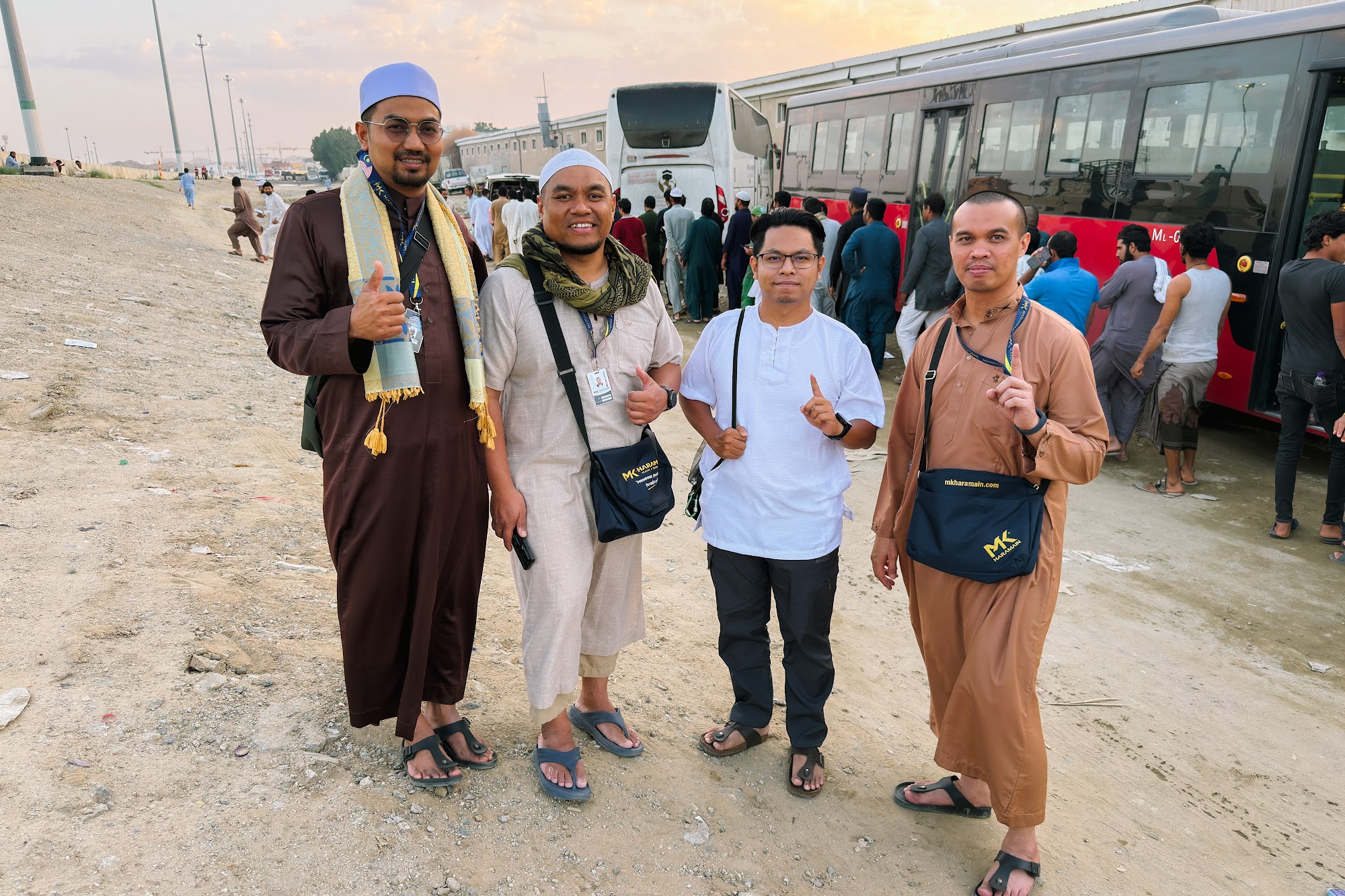 Jemaah umrah memakai beg silang di hadapan badan