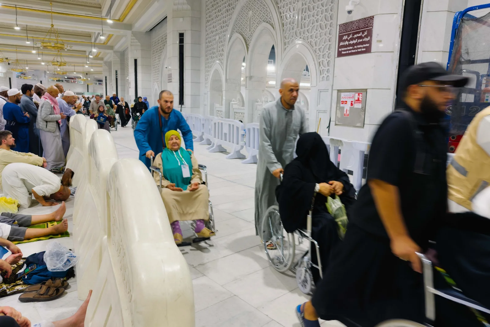 Jemaah warga emas menggunakan kerusi roda di laluan Masjidil Haram
