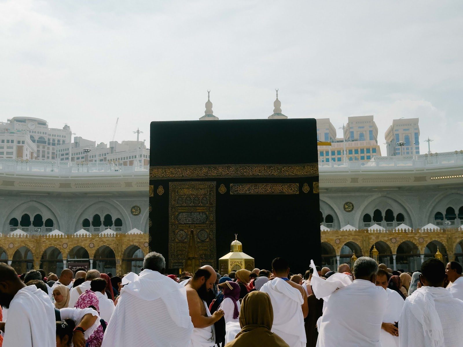 Kaabah dan jemaah bertawaf di mataf Masjidil Haram