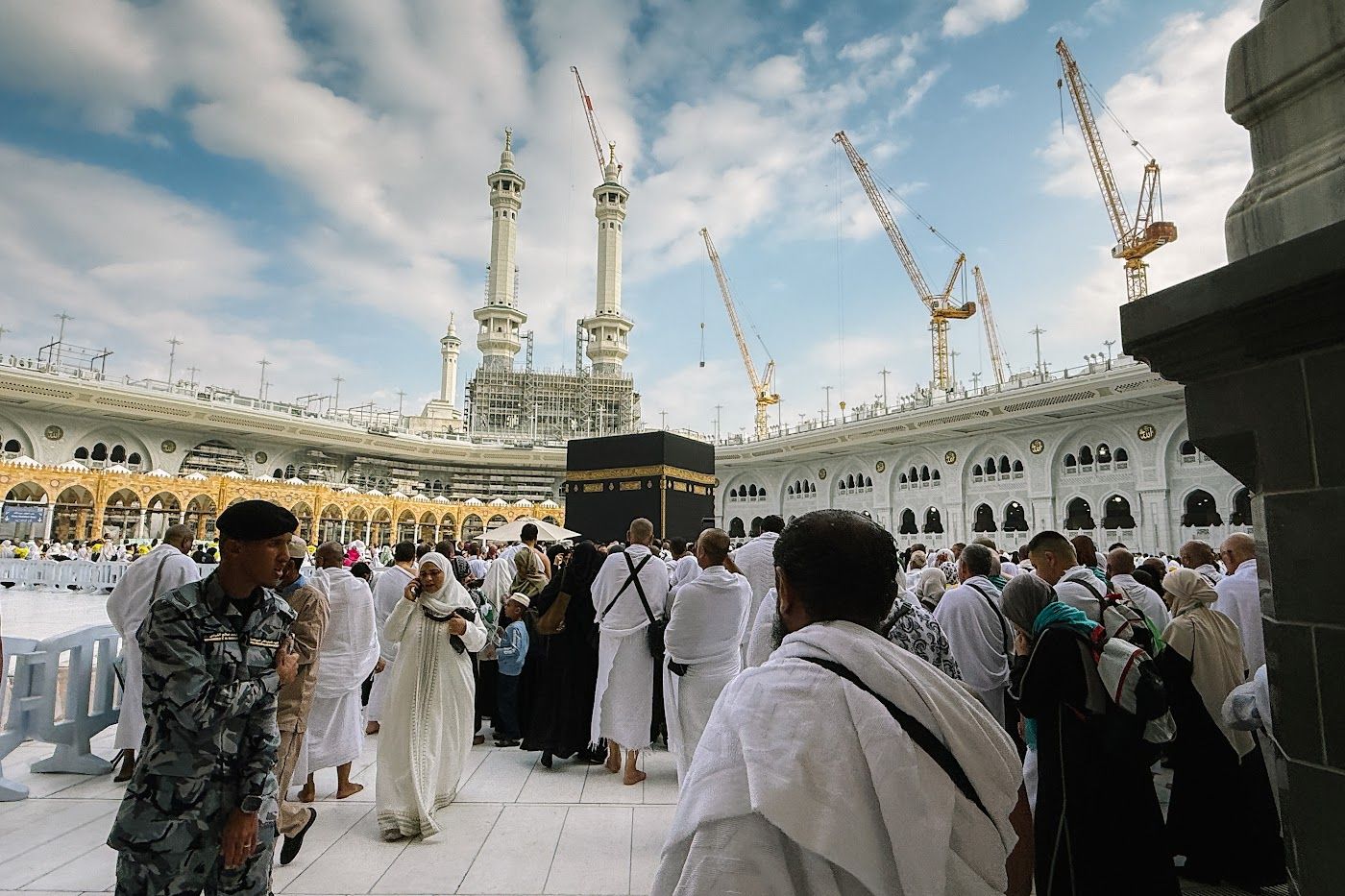 Kaabah dan menara dari kawasan mataf