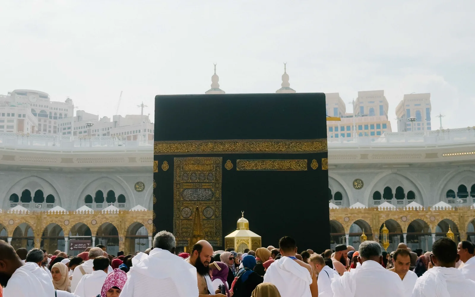 Jemaah berpakaian ihram di hadapan Kaabah, Masjidil Haram