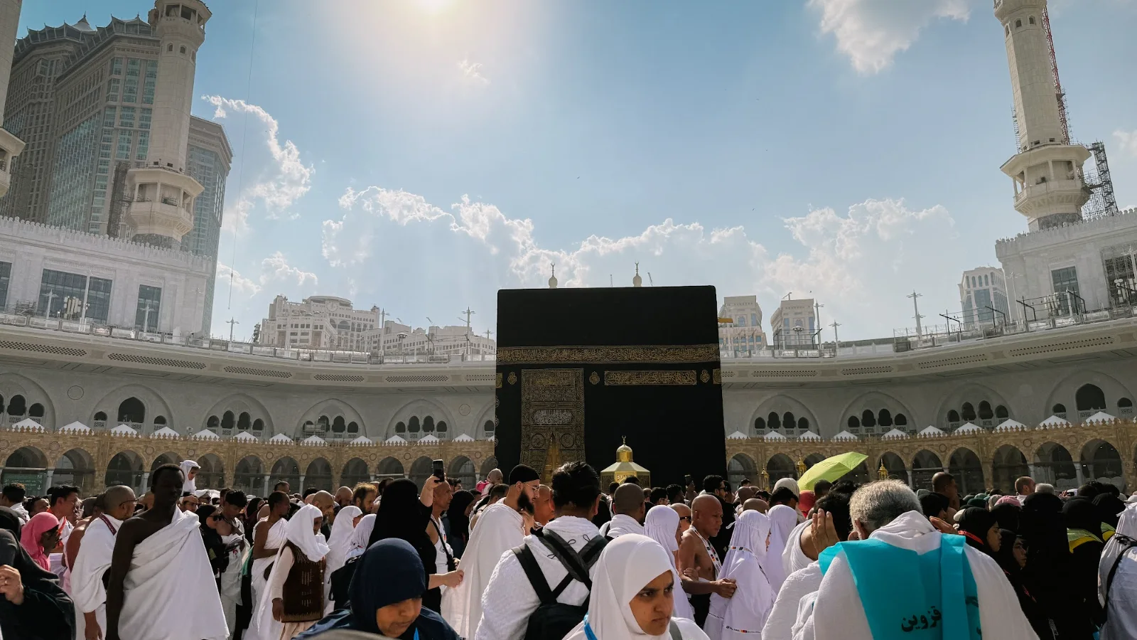 Kaabah dan dataran tawaf Masjidil Haram dengan menara jam Makkah
