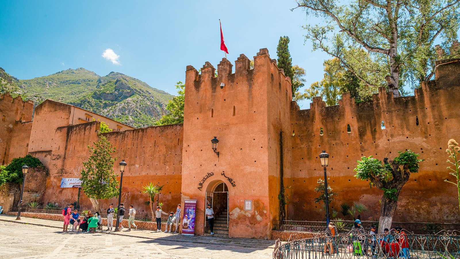 Menara utama dan pintu masuk Kasbah Chefchaouen di Plaza Outa el-Hammam