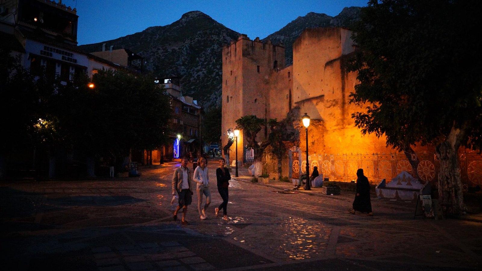 Kasbah Chefchaouen disinari lampu pada waktu malam
