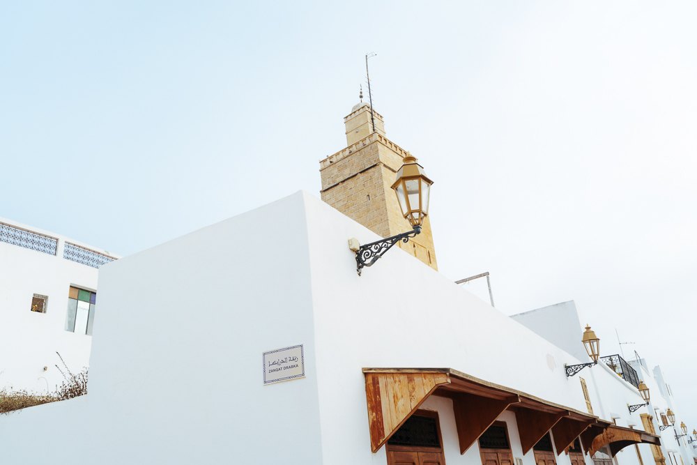 Lorong putih dengan menara Masjid Lama di hujungnya