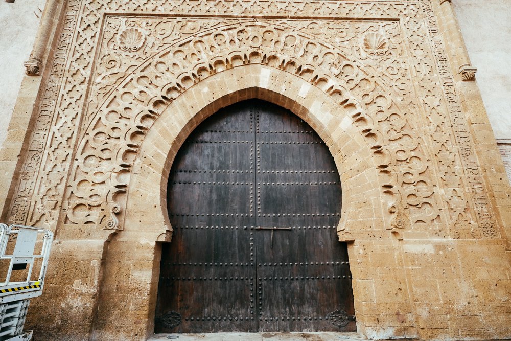 Pintu gerbang Bab Oudaia di Kasbah Udayas Rabat dengan ukiran batu zaman Muwahhidun