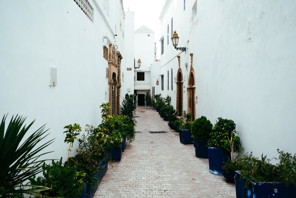 Lorong bertangga di Kasbah Udayas Rabat dihiasi pasu pokok biru