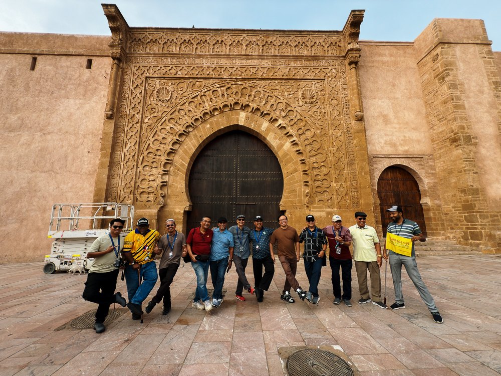 Rombongan pengembara Muslim bergambar di hadapan pintu gerbang kasbah