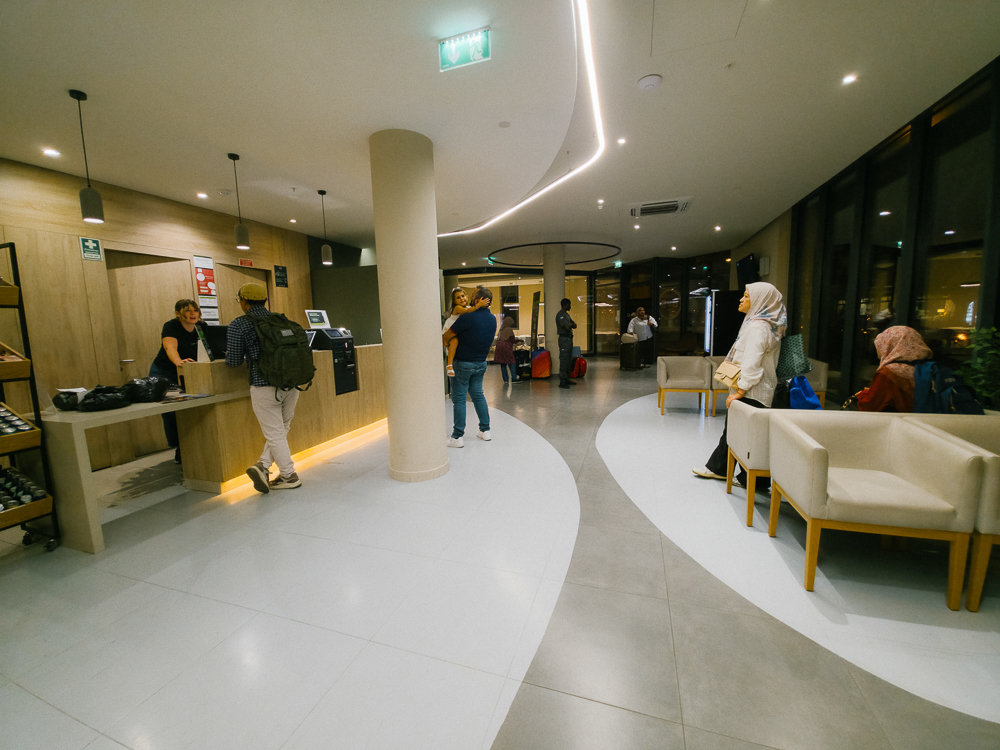Jemaah rombongan mendaftar masuk di kaunter B&B Hotel Lisboa Montijo