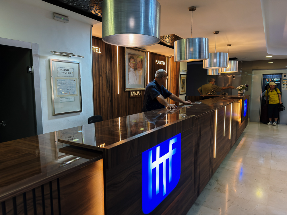 Kaunter penyambut tetamu dengan logo hf