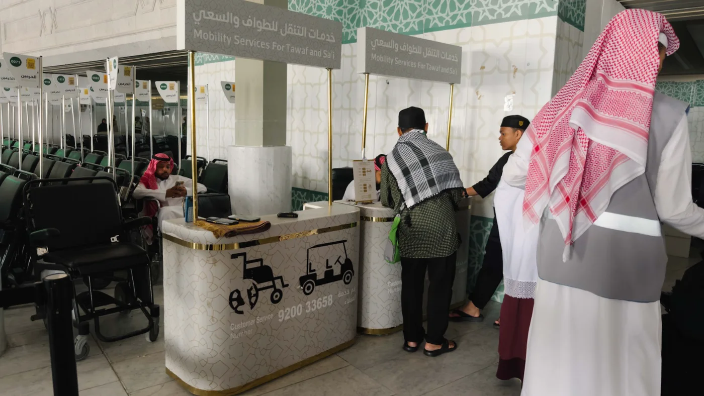 Kaunter khidmat mobiliti untuk tawaf dan saie di Masjidil Haram, menyediakan kerusi roda dan kereta elektrik