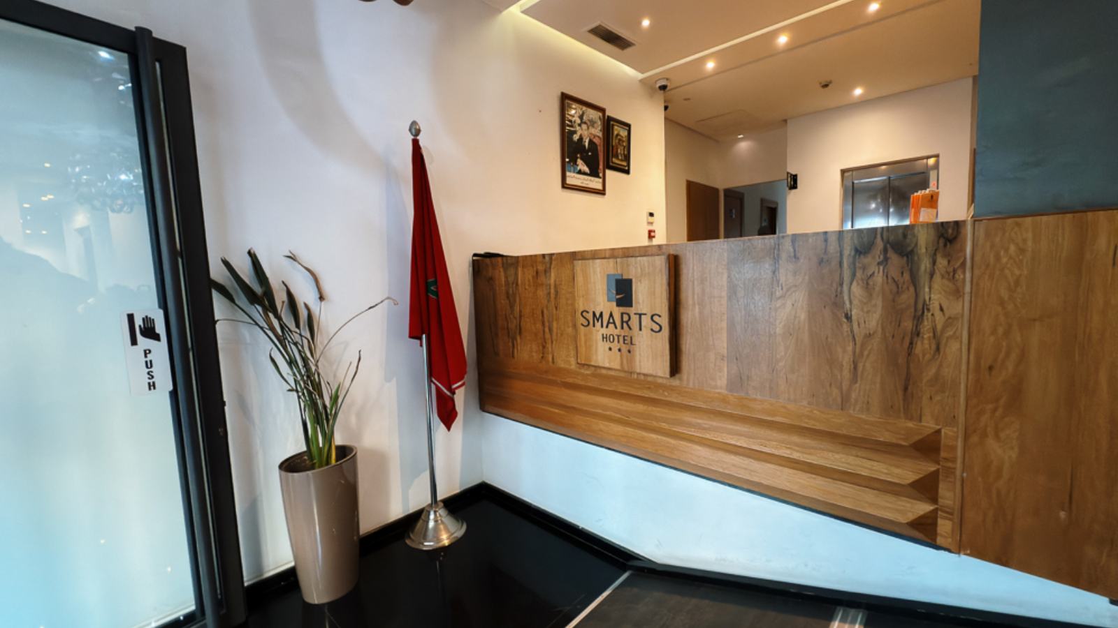Kaunter penyambut tetamu Smarts Hotel Agdal, Rabat