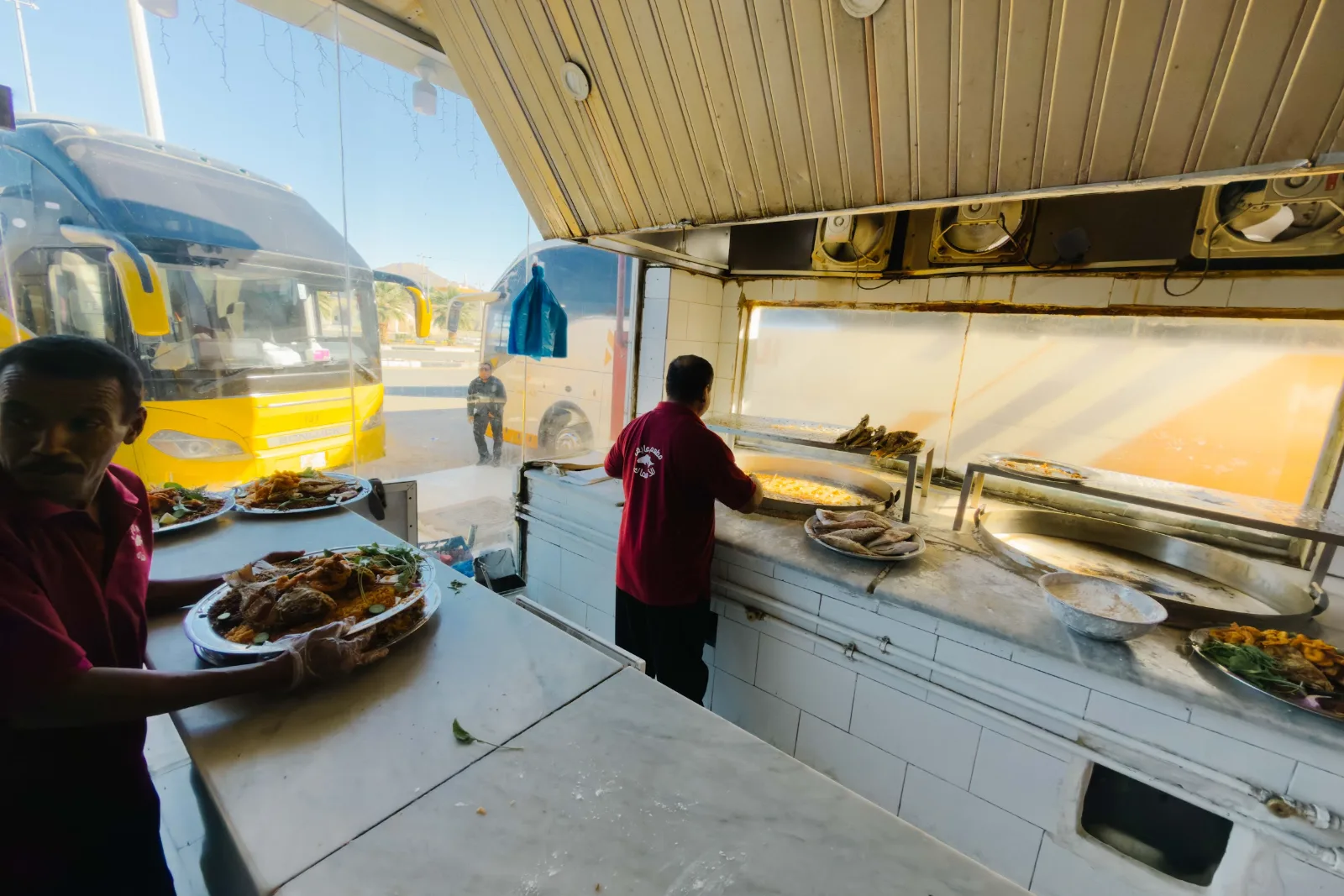 Pekerja restoran menyediakan hidangan nasi Arab di kaunter kedai makan