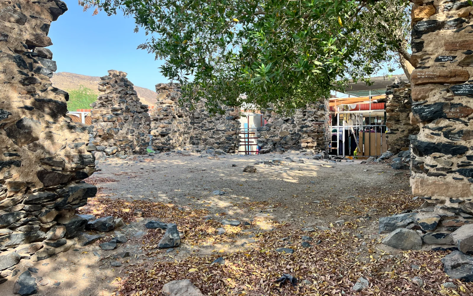 Kawasan tinggalan batu di sebelah Masjid Hudaibiyah