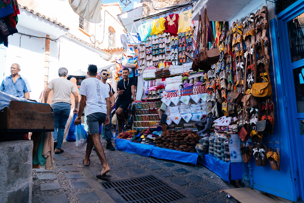 Kedai kraf dan kasut kulit di lorong medina Chefchaouen