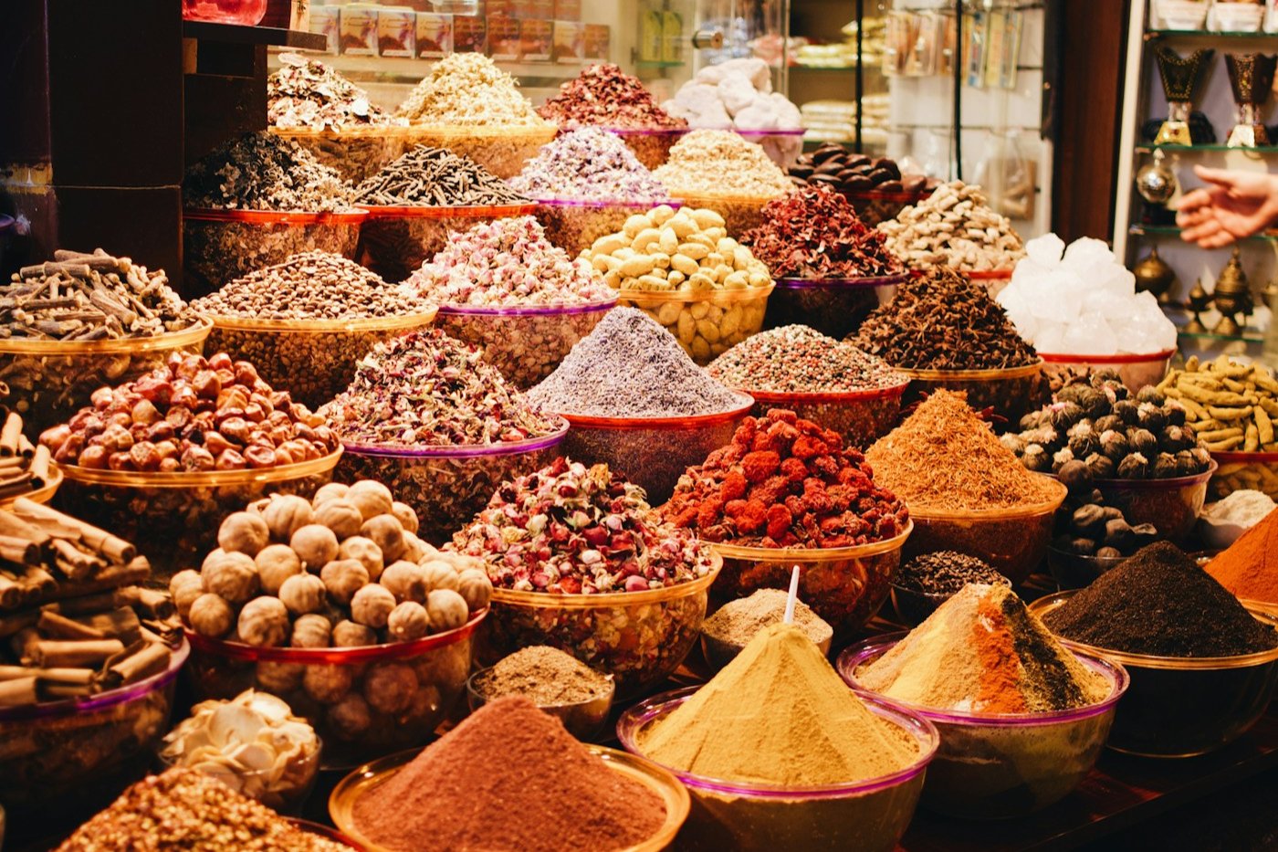 Kedai rempah tradisional Maghribi dengan pelbagai jenis rempah dan herba