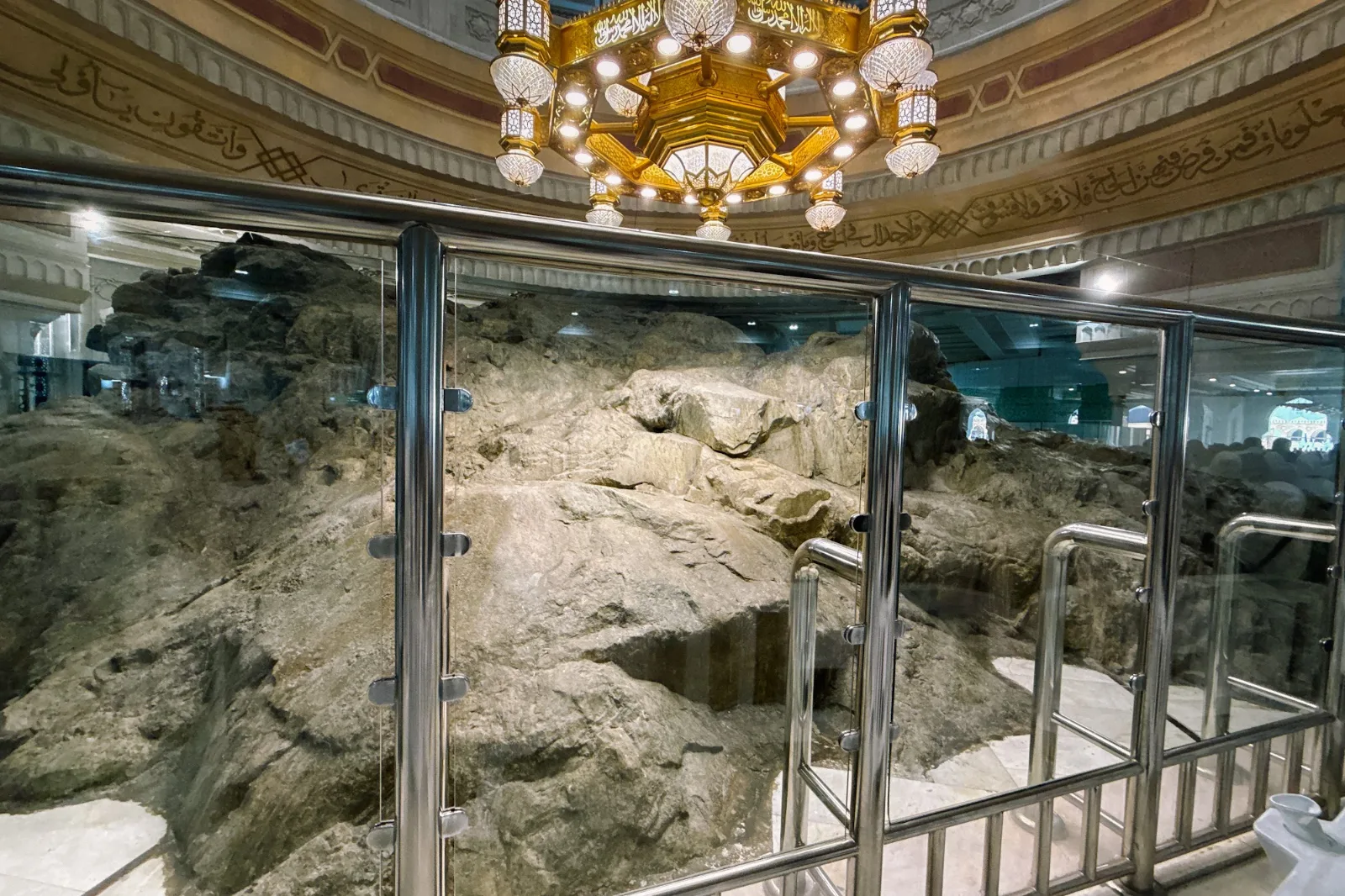 Batu asal Bukit Safa yang dipelihara di dalam Masjidil Haram