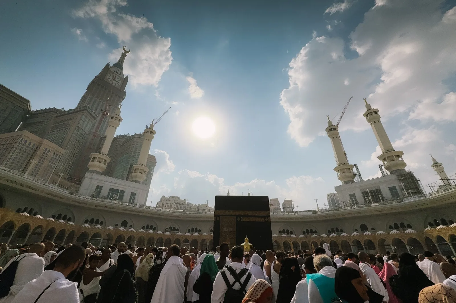 Kaabah dan dataran tawaf Masjidil Haram dengan langit cerah
