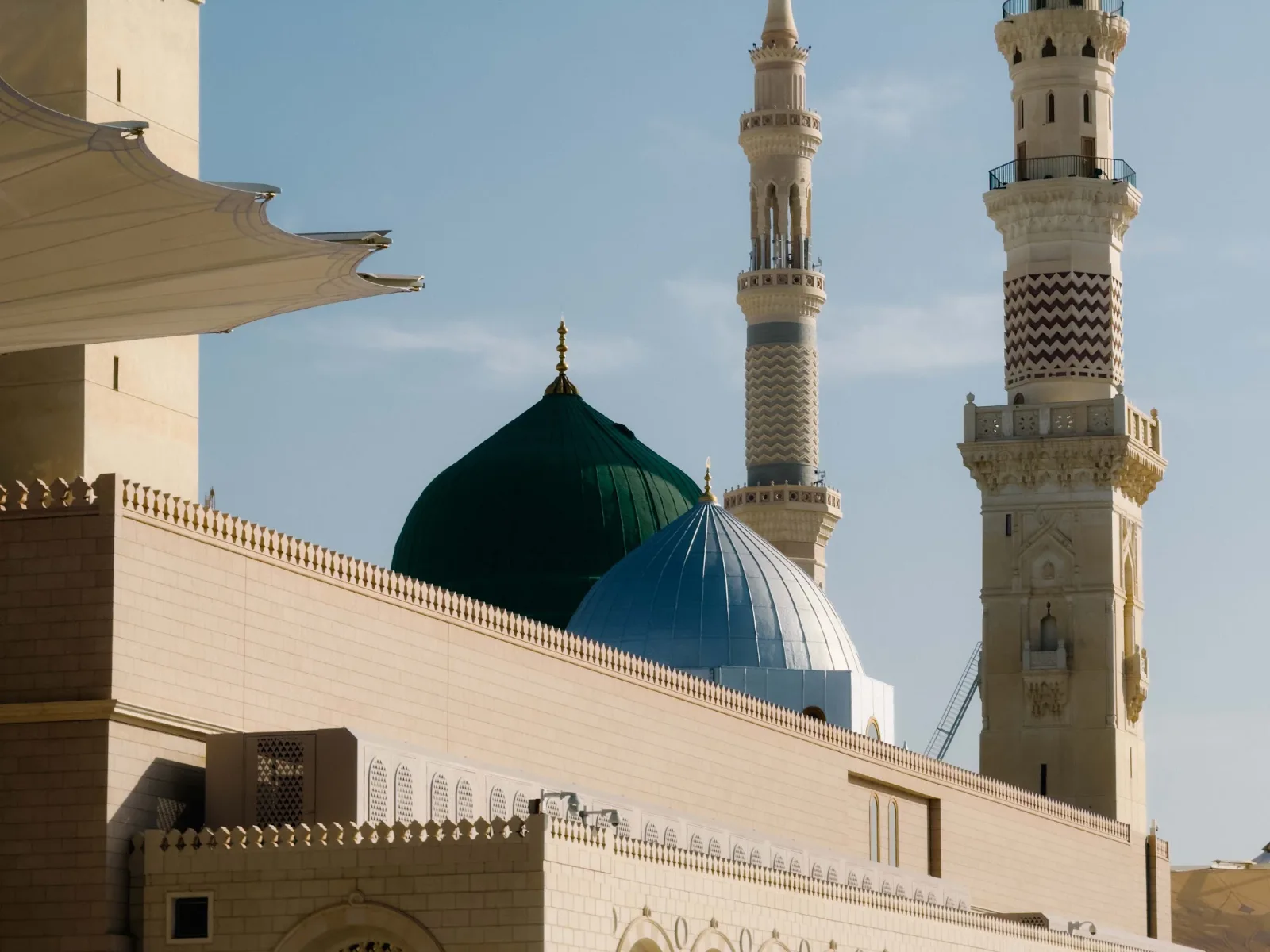 Kubah Hijau dan menara Masjid Nabawi di bawah langit biru