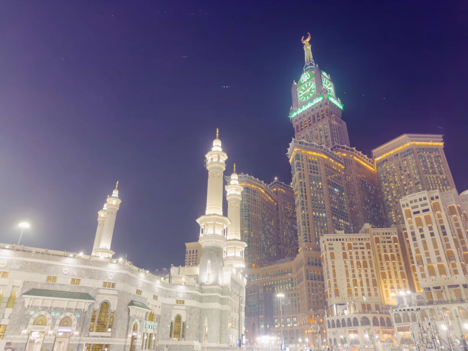 Masjidil Haram dan Menara Jam Mekah pada waktu malam