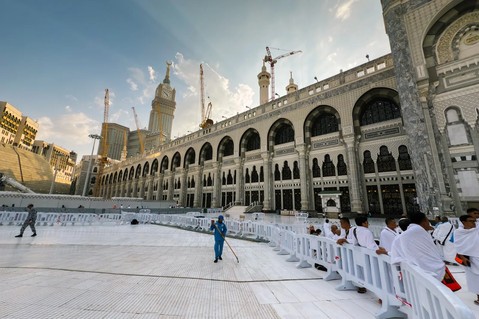 Riwaq Uthmaniyah Masjidil Haram dengan deretan kubah dan tiang lama
