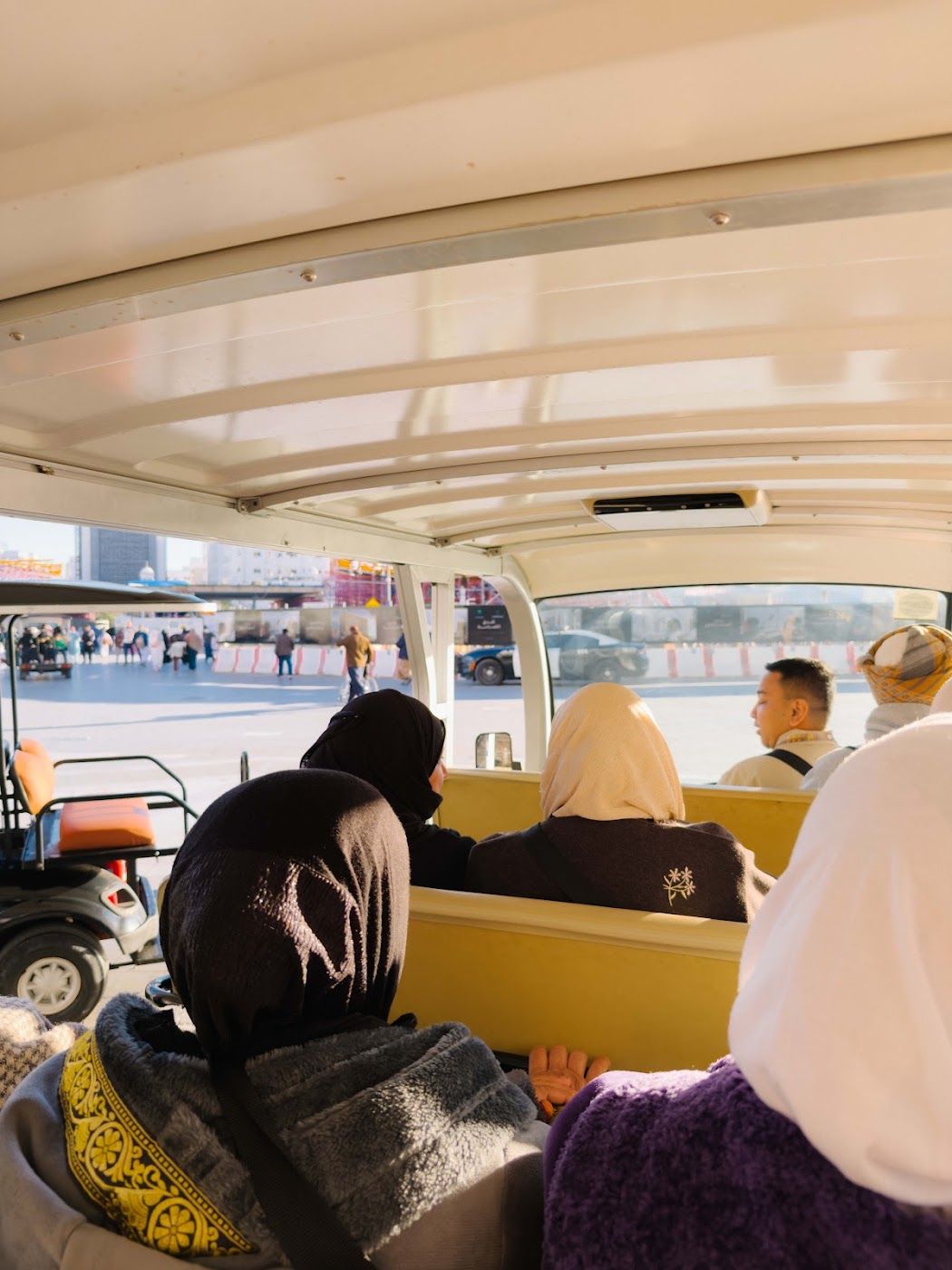 Kenderaan elektrik membawa jemaah warga emas di dataran Masjid Nabawi