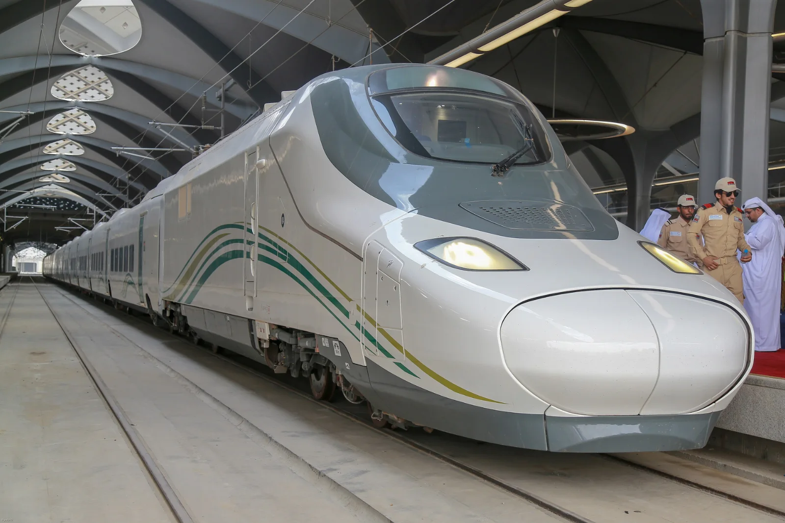 Kereta Api Haramain berhenti di platform stesen sebelum perjalanan