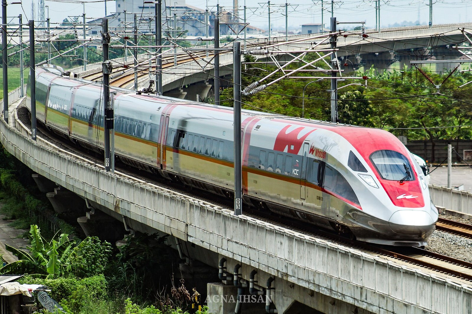 Kereta api laju Whoosh di laluan Jakarta-Bandung
