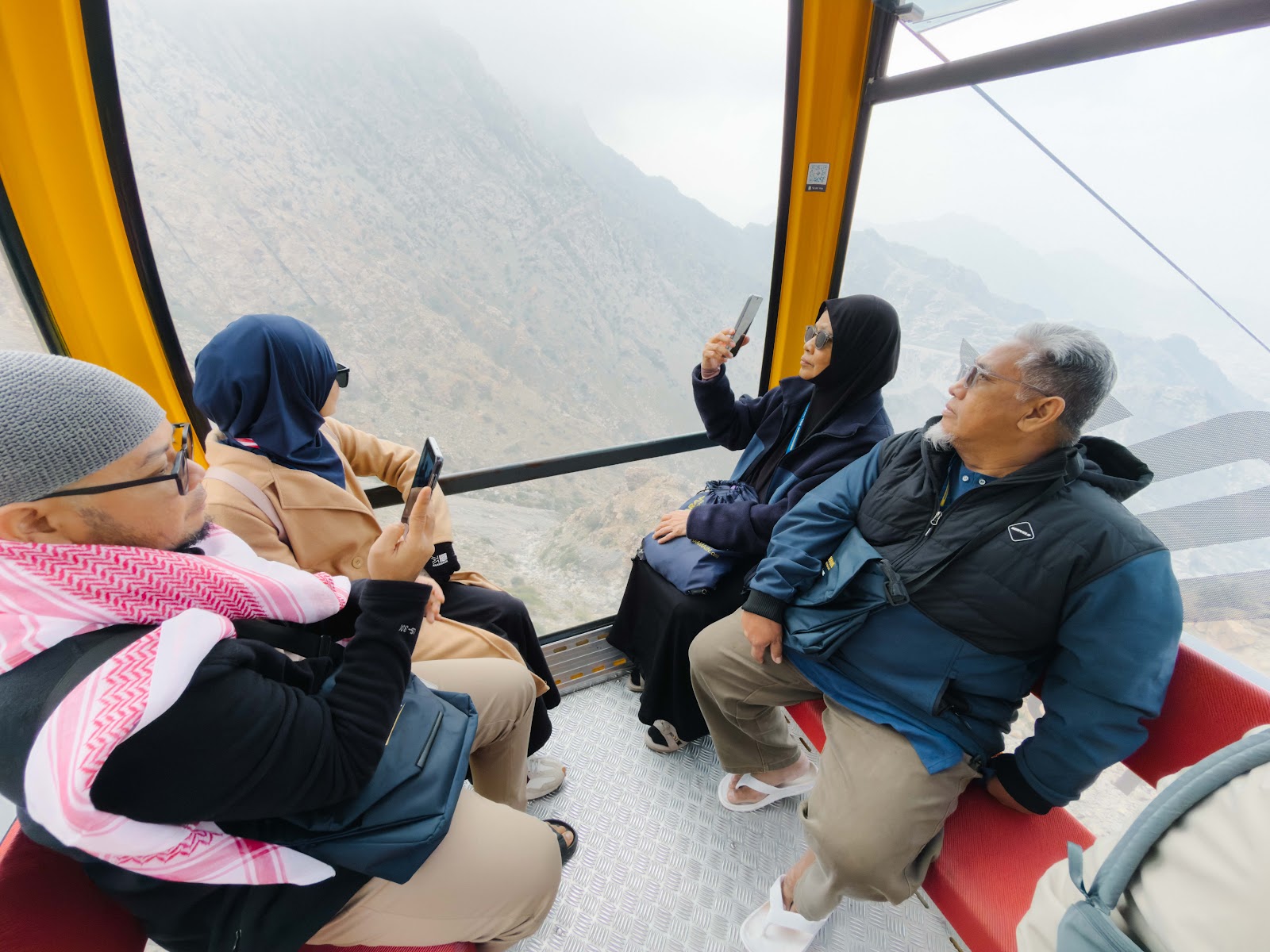 Jemaah warga emas menaiki kereta kabel di Taif