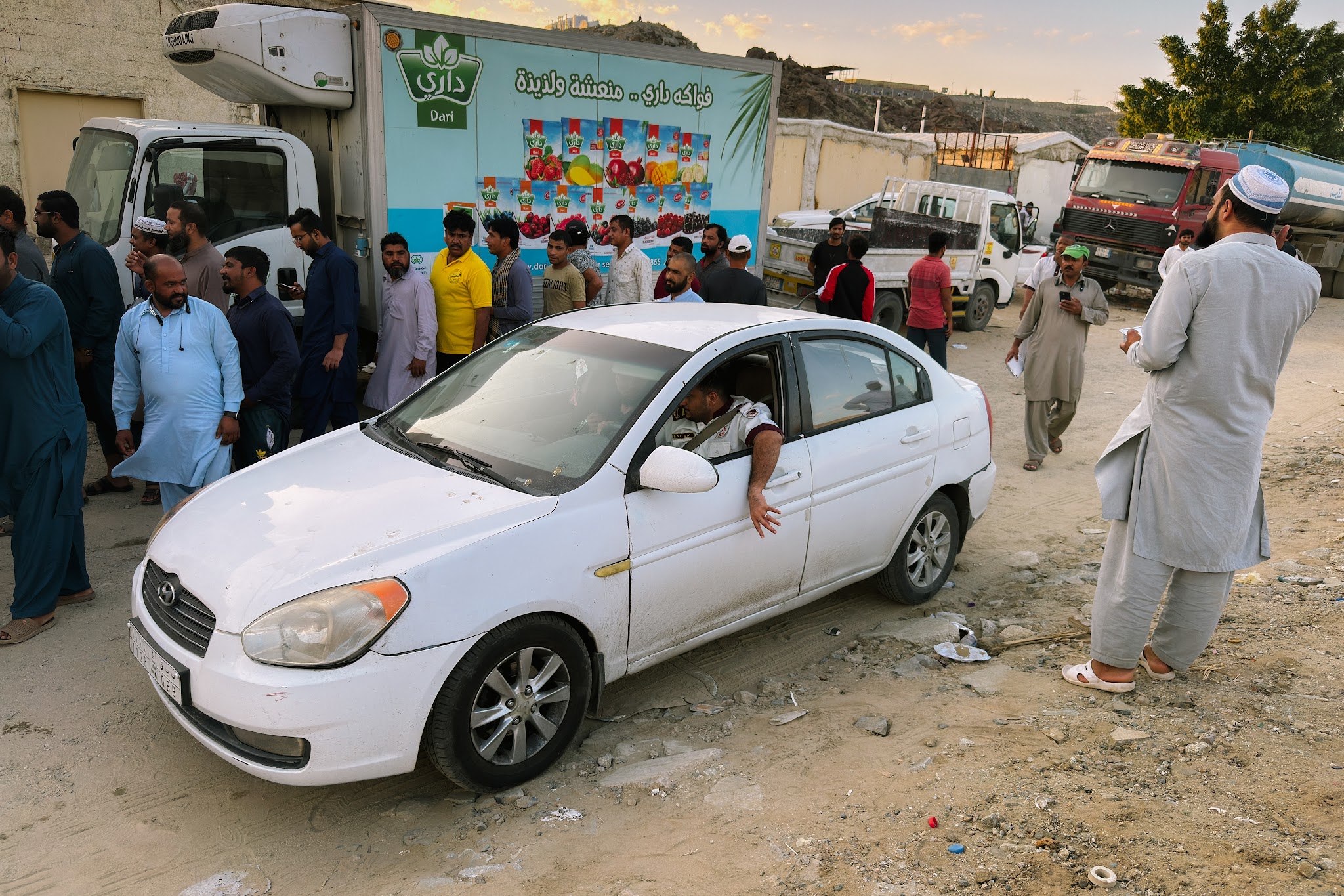 Kereta persendirian di tepi jalan di Makkah, risiko teksi tidak berlesen