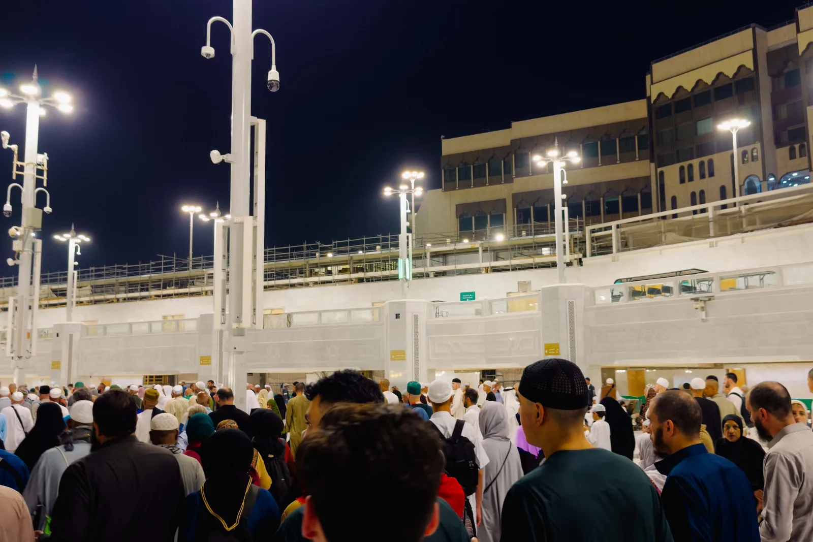 Kesesakan jemaah di dataran Masjidil Haram pada waktu malam