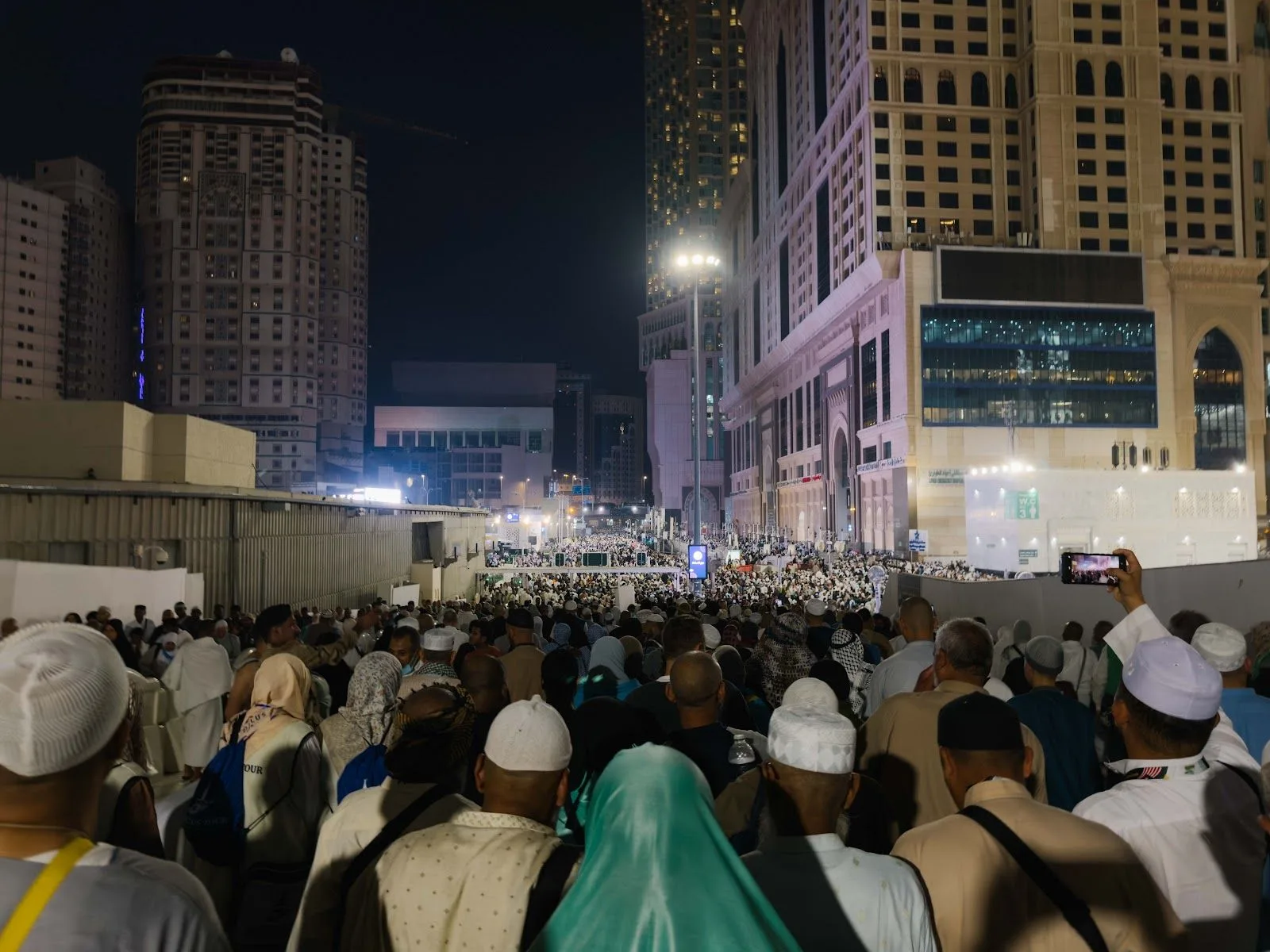 Kesesakan jemaah di jalan berhampiran Masjidil Haram pada waktu malam