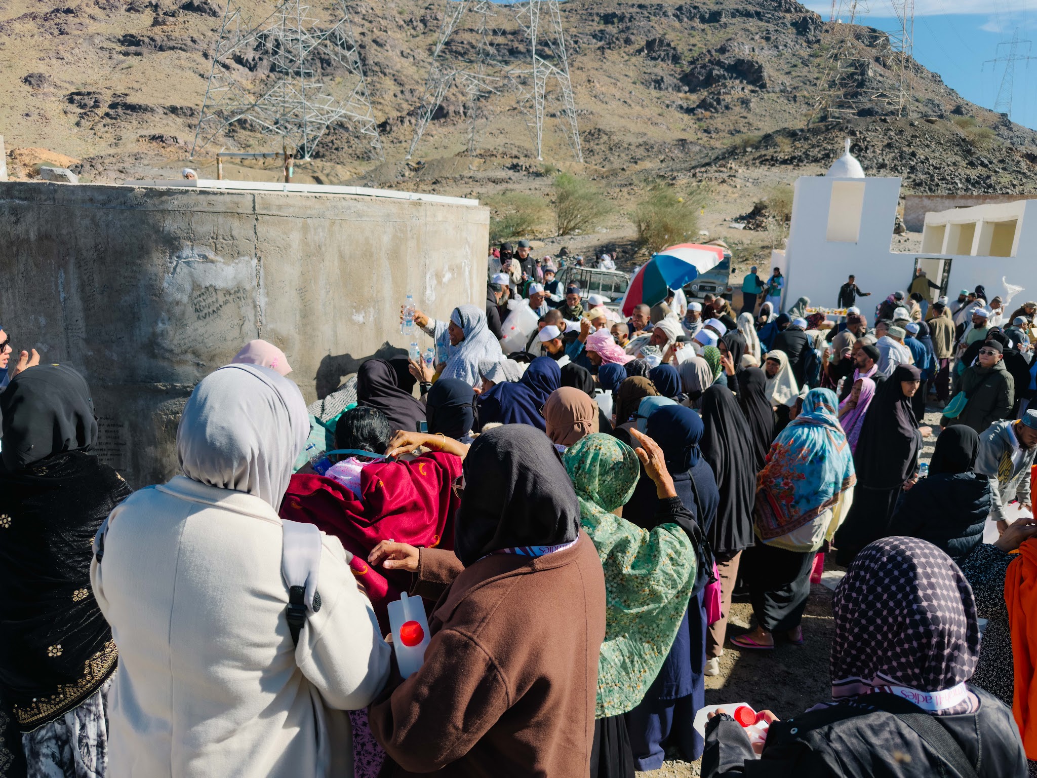 Kesesakan pengunjung di kawasan Jabal Uhud, Madinah