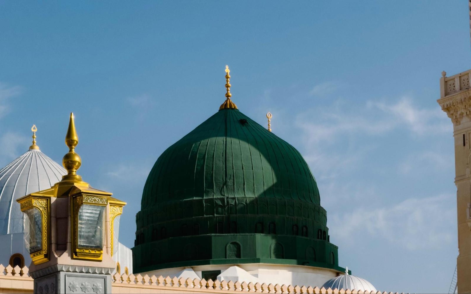 Kubah Hijau Masjid Nabawi dari dekat bersama lampu tembaga di dataran masjid