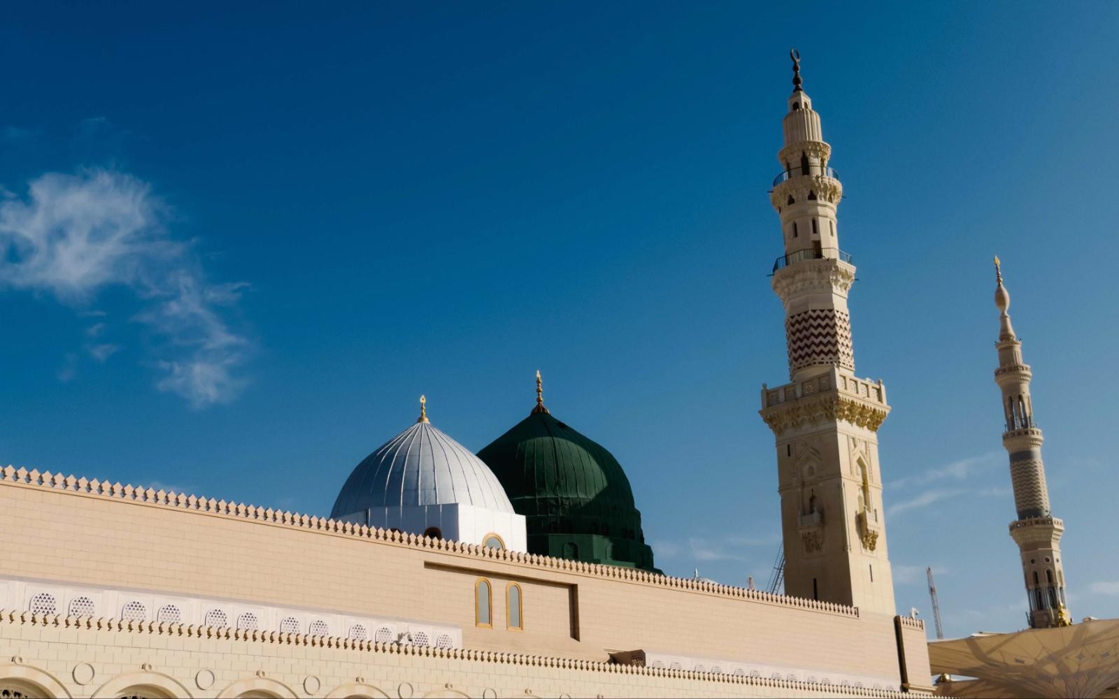 Kubah Hijau dan menara Masjid Nabawi di bawah langit biru Madinah