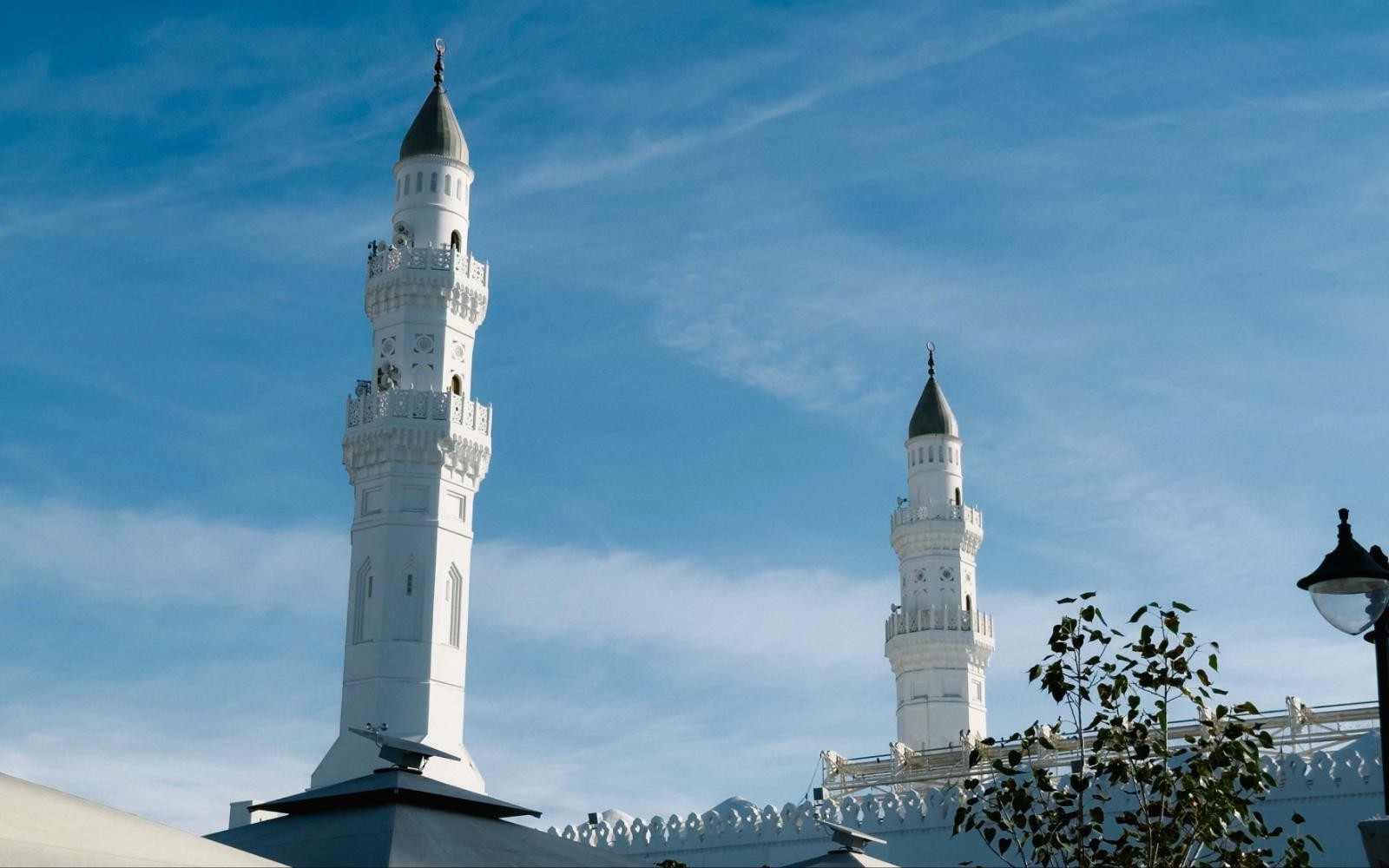 Menara putih Masjid Quba menjulang di bawah langit biru Madinah