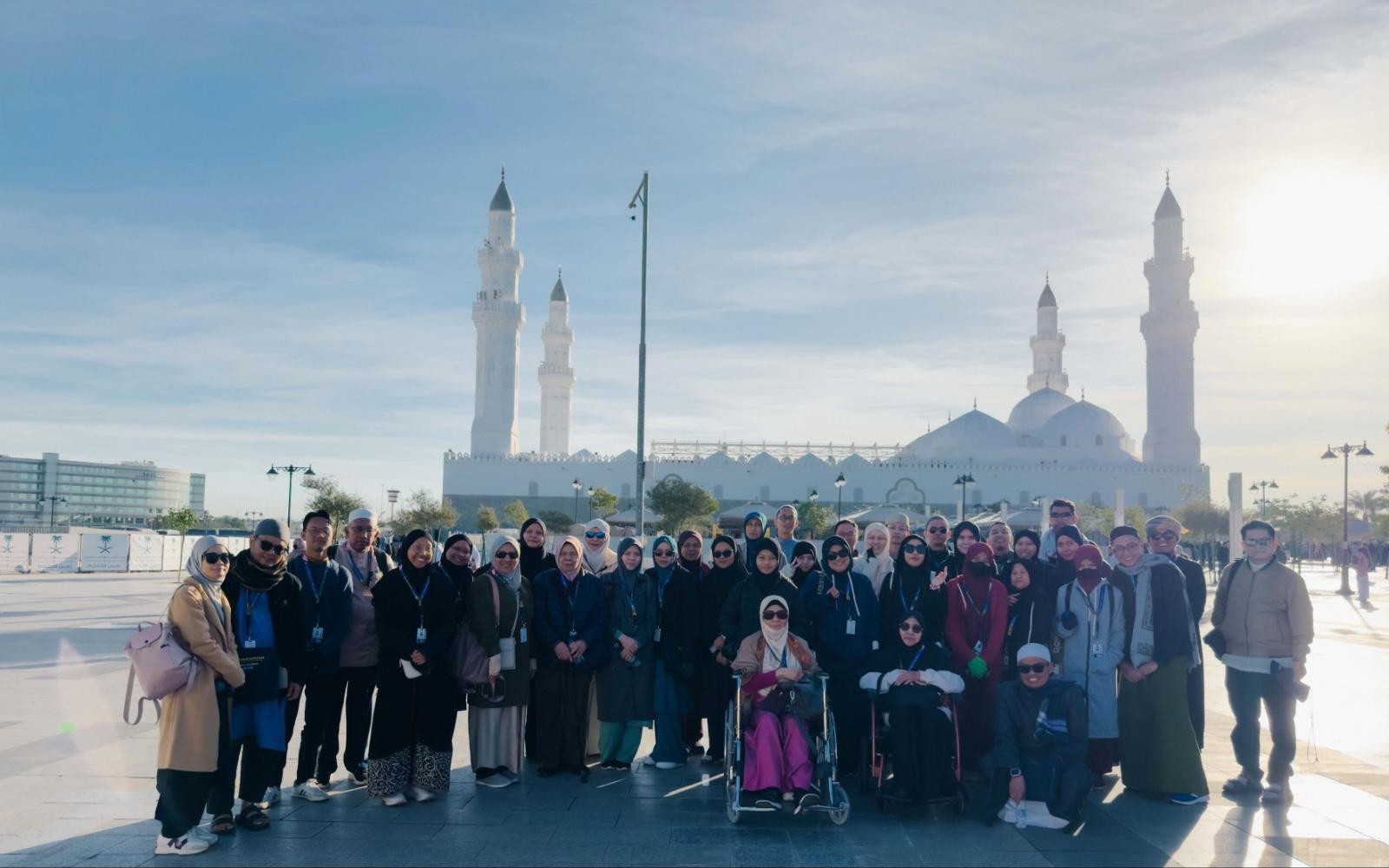 Rombongan jemaah umrah Malaysia bergambar di dataran Masjid Quba pada waktu pagi